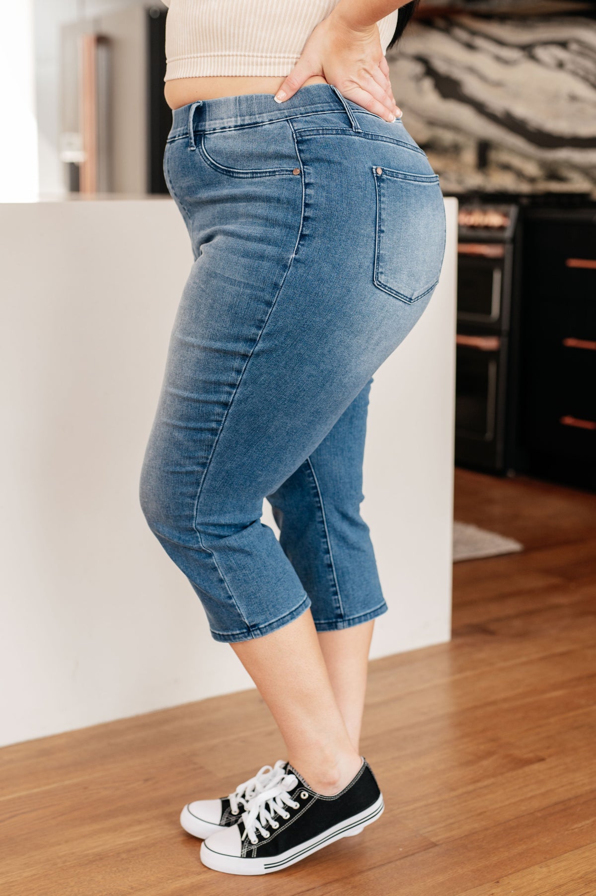 Judy Blue Emily High Rise Cool Denim Pull On Capri Jeans Womens