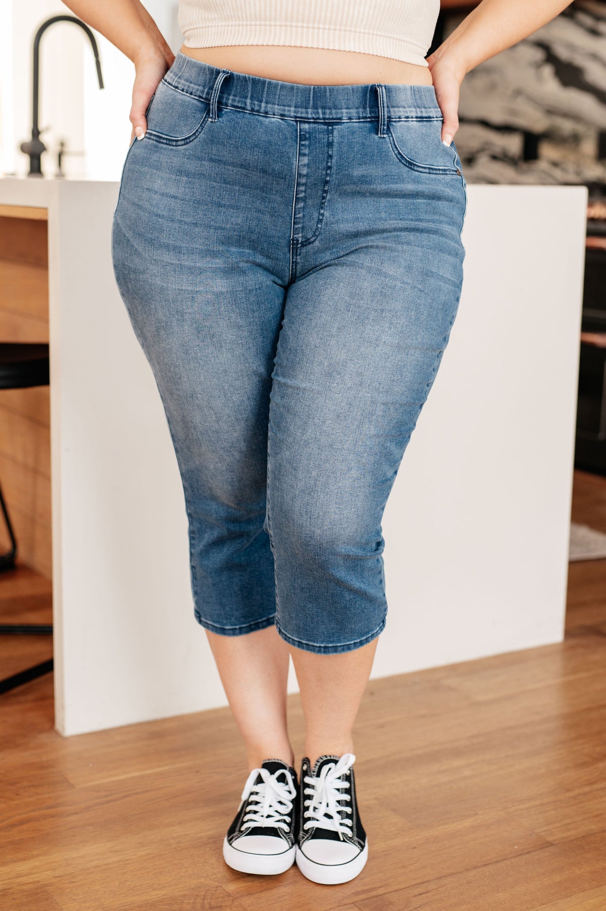 Judy Blue Emily High Rise Cool Denim Pull On Capri Jeans Womens