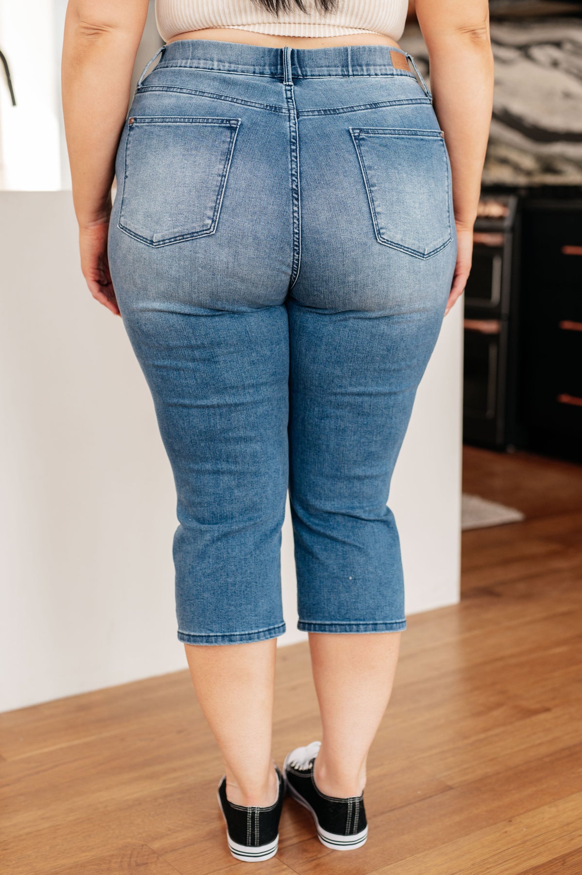 Judy Blue Emily High Rise Cool Denim Pull On Capri Jeans Womens